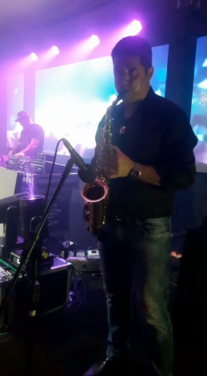 Miniatura: Saxofonista solo  para eventos sociais/ Formatura/ Baile 