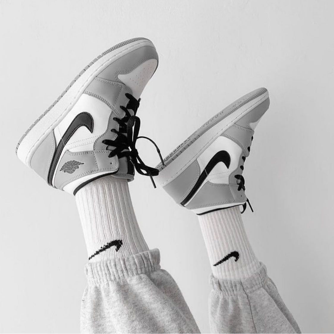 Nike Air Jordan 1 Mid "Light Smoke Grey"