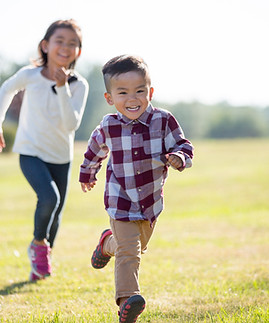 les enfants en cours d'exécution