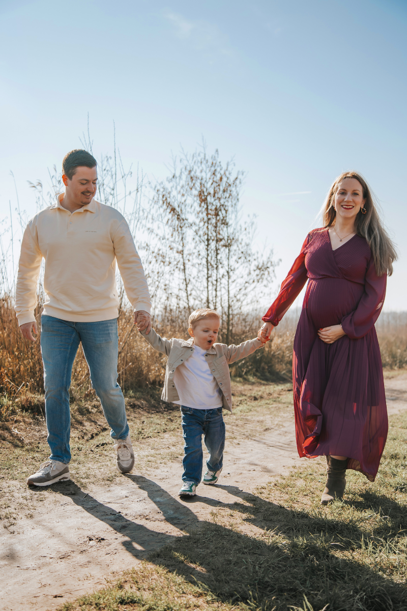 zwangerschap-gezin-shoot-buiten