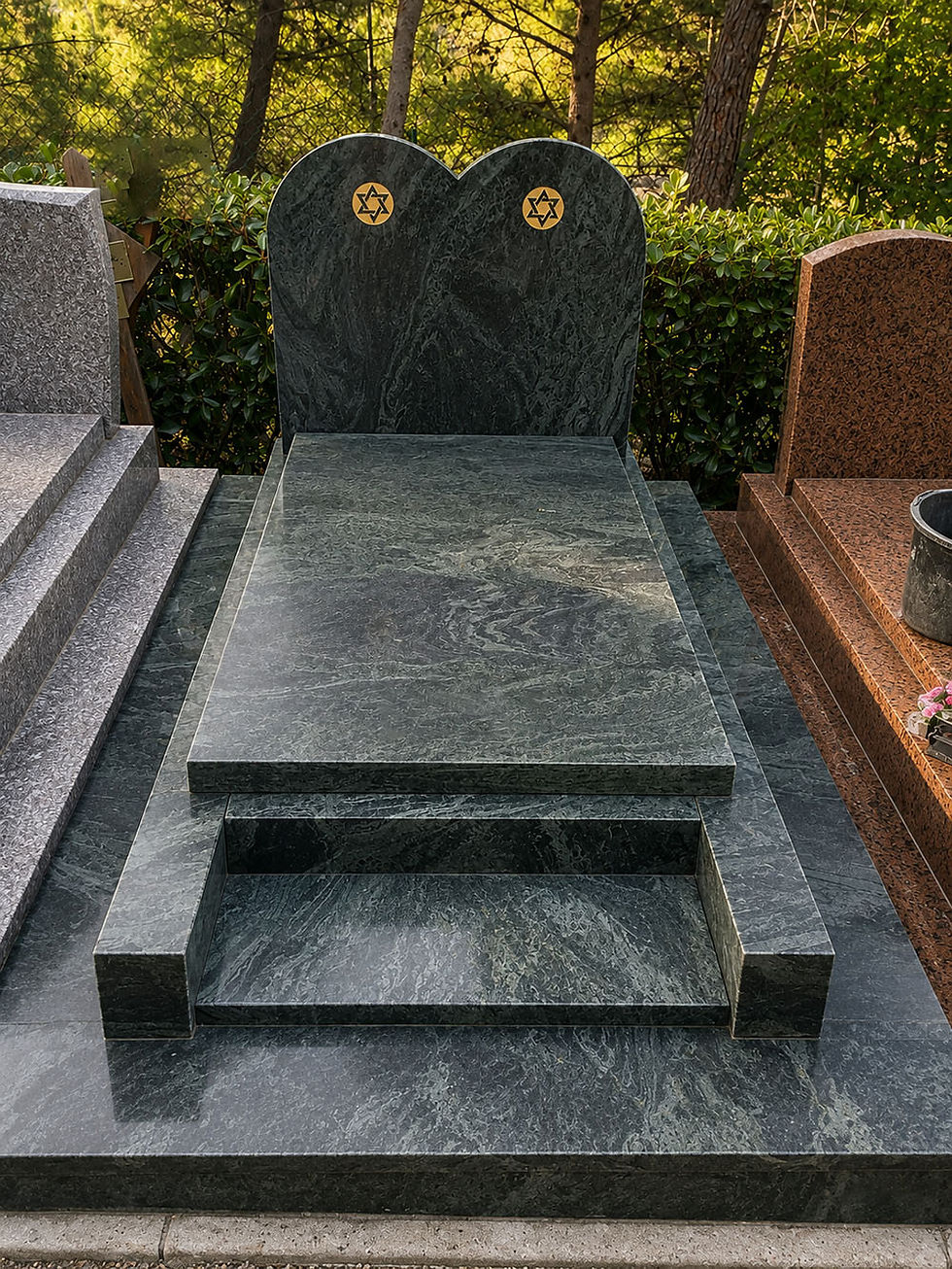 Monument funéraire en granit vert à Antibes