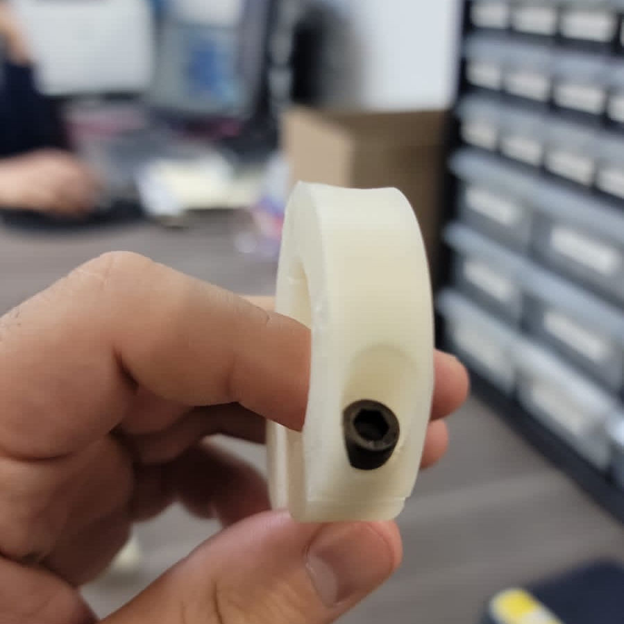 Pieza fabricada en Nylon con enfoque en la baja conductividad