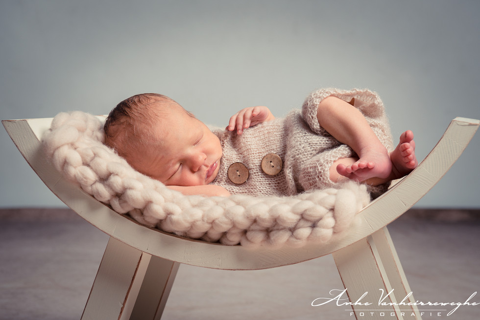 Minno newborn baby fotografie babyfoto geboorte geboren pasgeboren geboortekaartje newbornreportage Foto Anke Zulte Waregem Sint-Eloois-Vijve Deinze Kruishoutem Dentergem Oeselgem Oudenaarde Stulens Yves Vervaecke Foto Yannick dochter zoon slapen