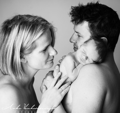 Arthur newborn baby fotografie babyfoto newbornreportage Foto Anke Zulte Waregem Sint-Eloois-Vijve Deinze Kruishoutem Dentergem Oeselgem Oudenaarde Stulens Yves Vervaecke Foto Yannick gezinsfoto familiefoto papa mama zoon dochter