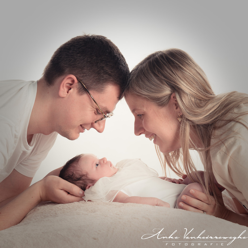 Noë newborn baby fotografie babyfoto newbornreportage Foto Anke Zulte Waregem Sint-Eloois-Vijve Deinze Kruishoutem Dentergem Oeselgem Oudenaarde Stulens Yves Vervaecke Foto Yannick gezinsfoto familiefoto papa mama zoon dochter