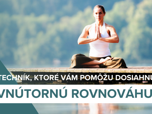 Žena meditujúca na brehu jazera a názov blogového článku.