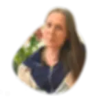 תמונה עגולה עם חיתוך אורגני של עדי אשכר גולה ומלוות לידה עם
רקע של פרחים טריים מאחוריה