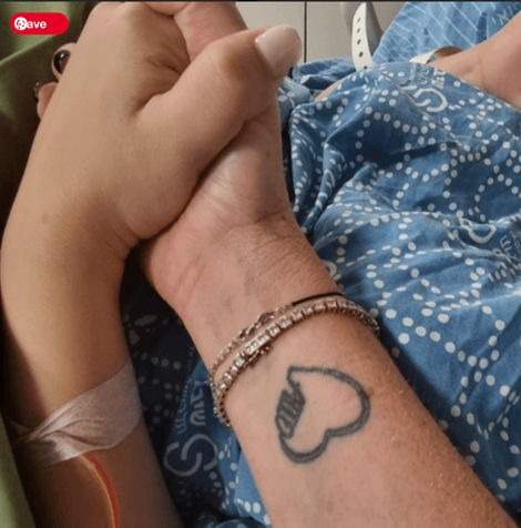 עדי אשכר אוחזת בידה של יולדת במהלך לידה