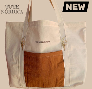 Bolsa tote nórdica de lienzo color natural con bolsillo frontal marrón y asas reforzadas, diseño ecológico y reutilizable.