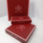 Cajas rojas con el logotipo de ONDA, texto visible en rosa, sobre un fondo blanco.