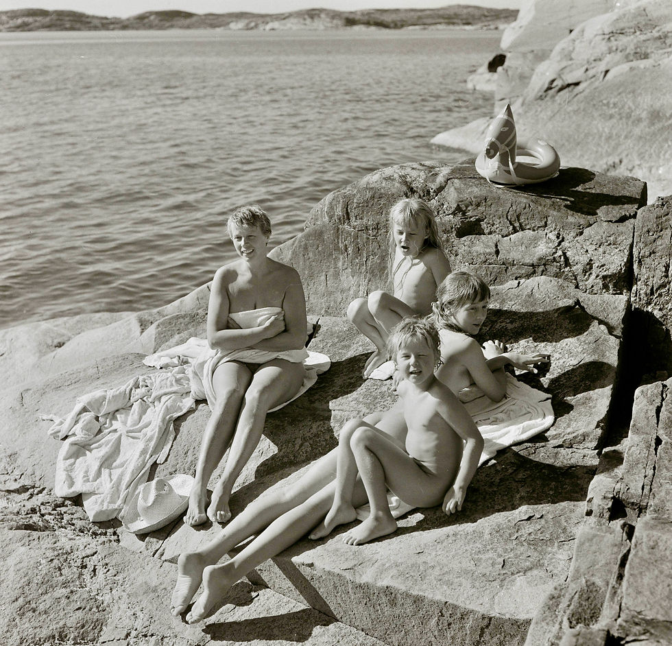 A Swedish family enjoying friluftsliv in 1955. Photo by K W Gullers. Licensed under CC BY-SA 4.0