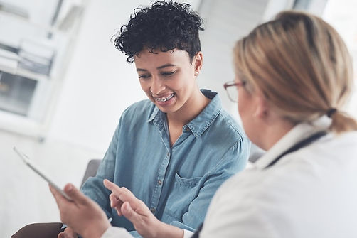 medico-paciente-e-tablet-para-seguro-em-consulta-clinica-e-discutir-os-resultados-da-cirur