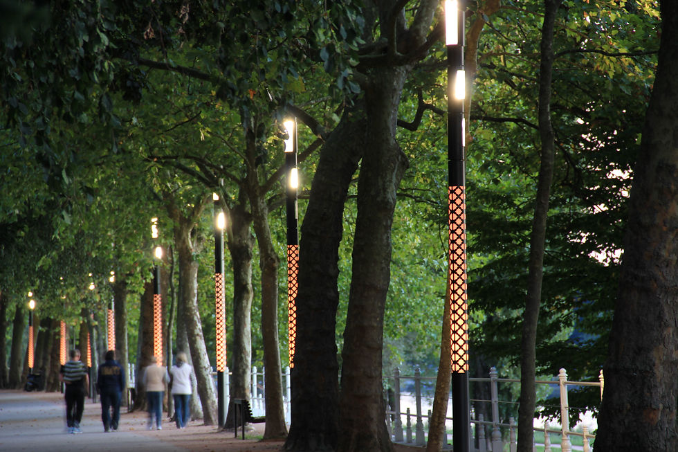 Mâts en aluminium sur un boulevard