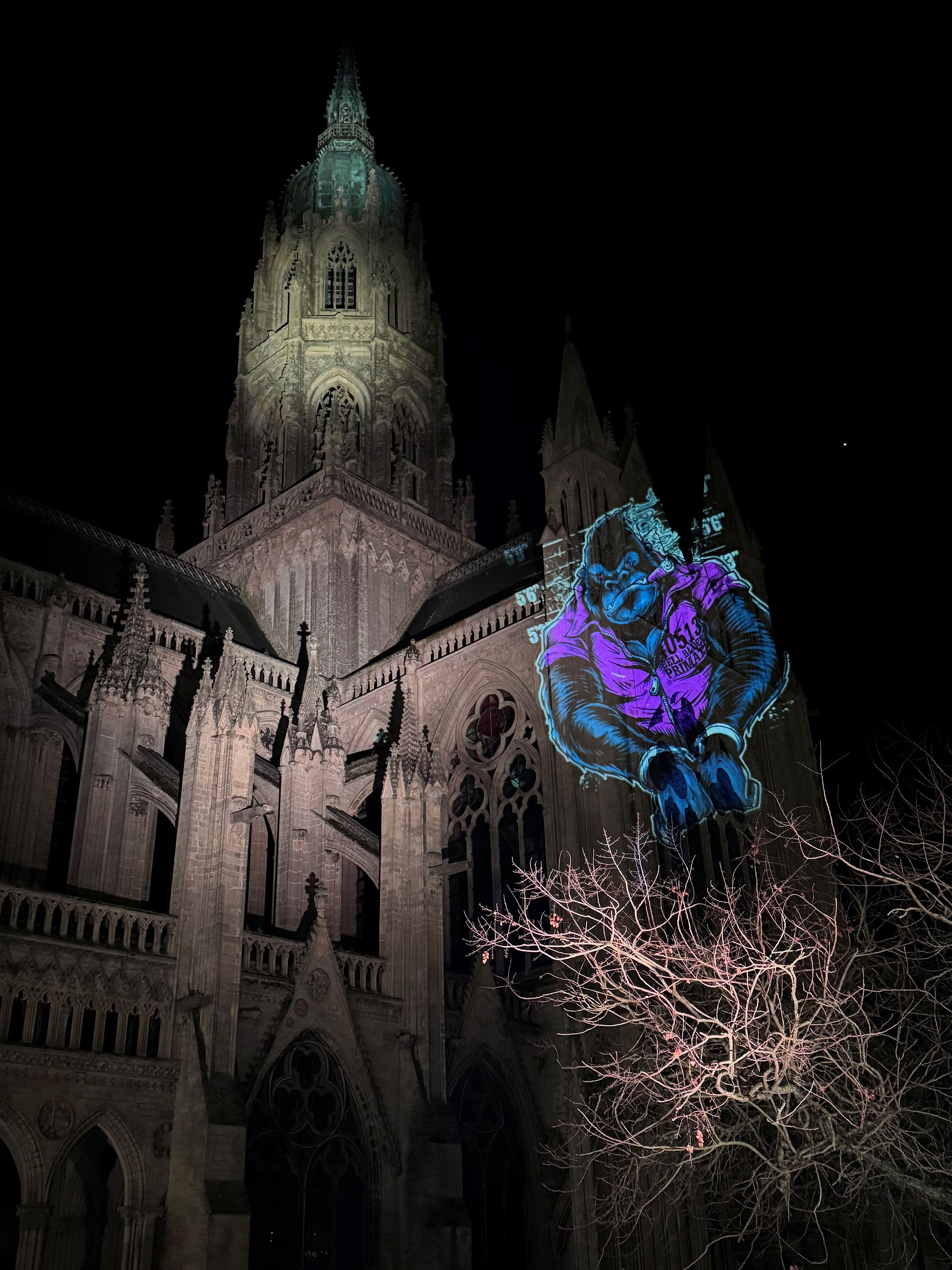 motif lumineux projeté en façade  - gobo Derksen © Epic Lighting 