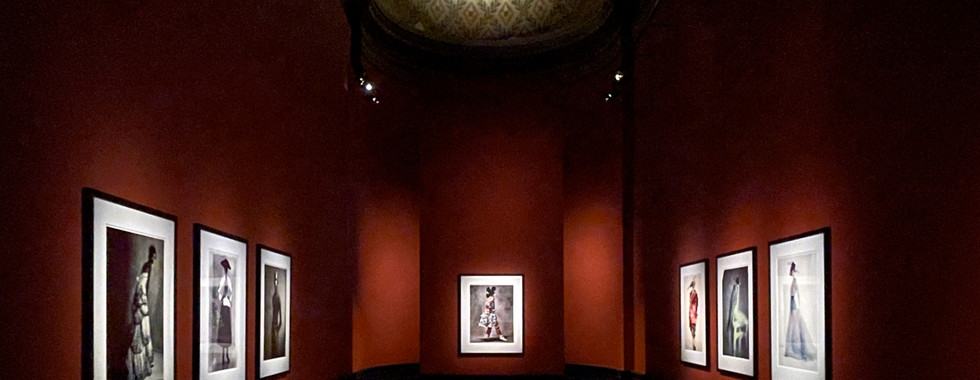 Fausse lumière zénithale traversant une coupole -Exposition Paolo Roversi © :Akari-Lisa Ishii IC.O.N