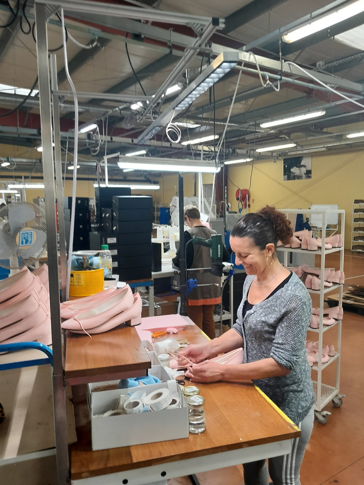 Chaussonnière au travail chez Repetto, éclairé grâce à une LED SEERA, crédits : ASLED