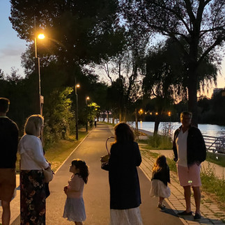 éclairage public nocturne sur une berge renaturée © Praxys et l'Heure bleue