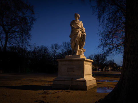 Sculpture éclairée par l'éclairage public résiduel au jardin des Tuileries à Paris © Daniel Gauthier