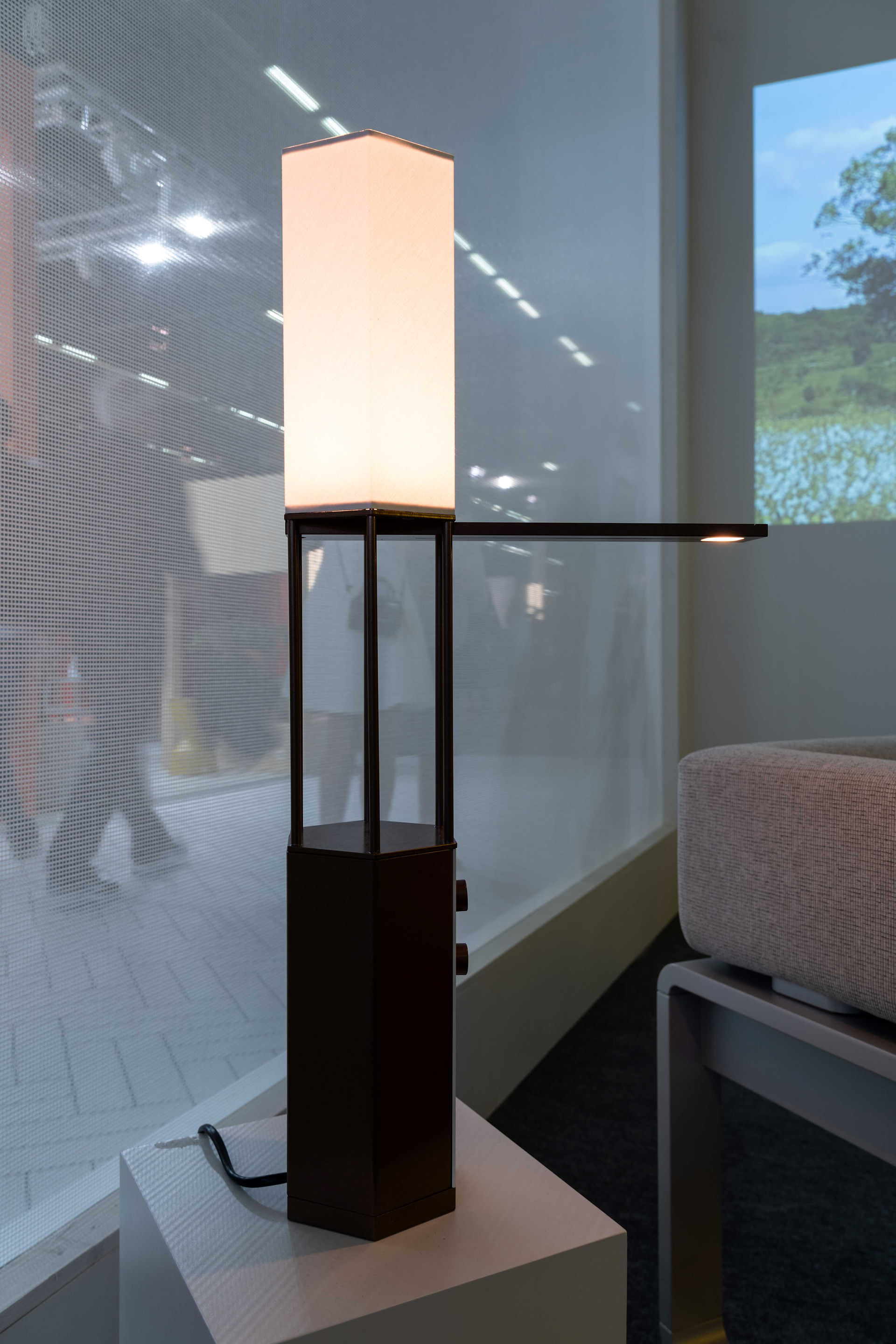 lampe sur pied lumière froide 