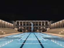 Piscine du centre nautique et sportif de Gerland, à Lyon. Bâtiment classé à l’inventaire supplémentaire des Monuments historiques, conçu par l’architecte Tony Garnier (Grand Prix de Rome 1899), cette piscine devait être éclairée sans aucune intervention sur le bâti existant. Un défi lumineux relevé par l’agence de conception lumière : Les Ateliers de l’Éclairage.