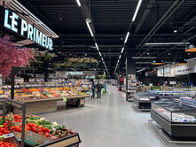 Allée de supermarché éclairée