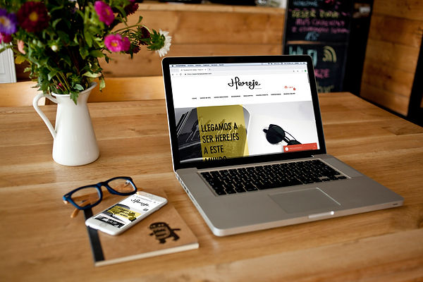 Mockup hereje web.jpg