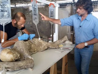 Alberto Angela torna a Pompei per una puntata sui calchi delle vittime dell'eruzione