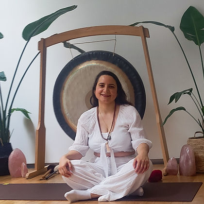 Elena.KA, facilitatrice en Kundalini Activation à Paris, invitant à libérer son énergie et retrouver équilibre et vitalité.