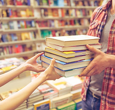 tenant des livres