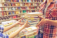 tenant des livres