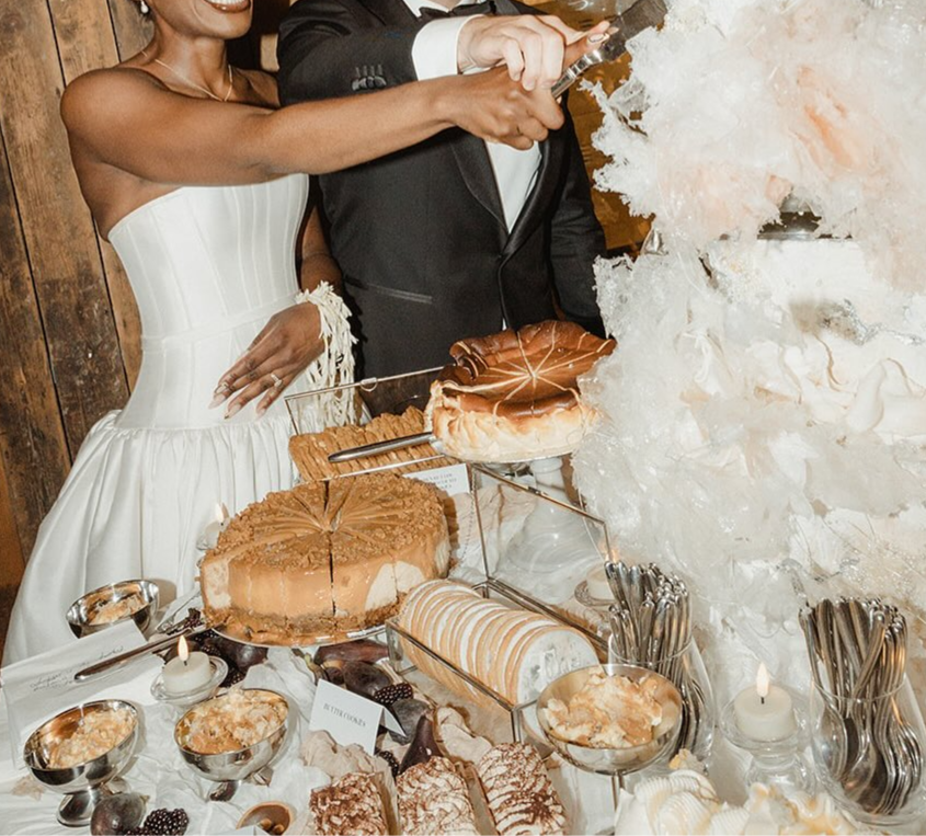 wedding couple cutting cake