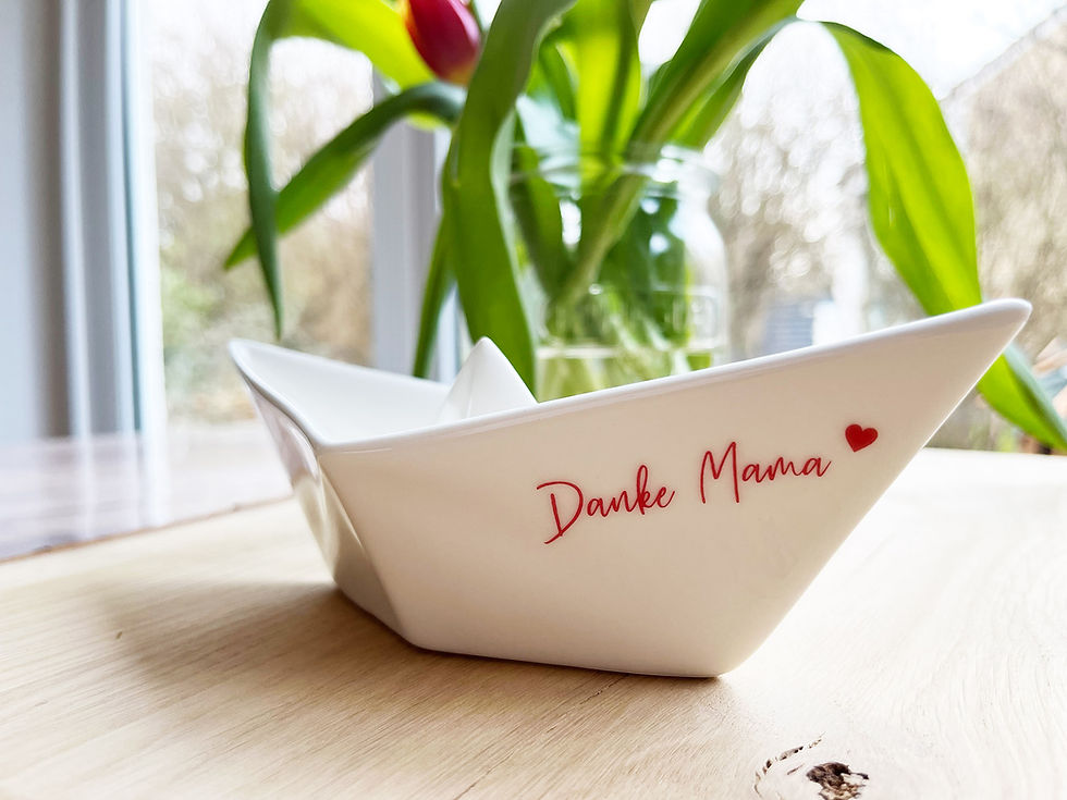 Miniaturbild: Porzellanschiff mit roter Aufschrift Danke Mama und kleinem Herz