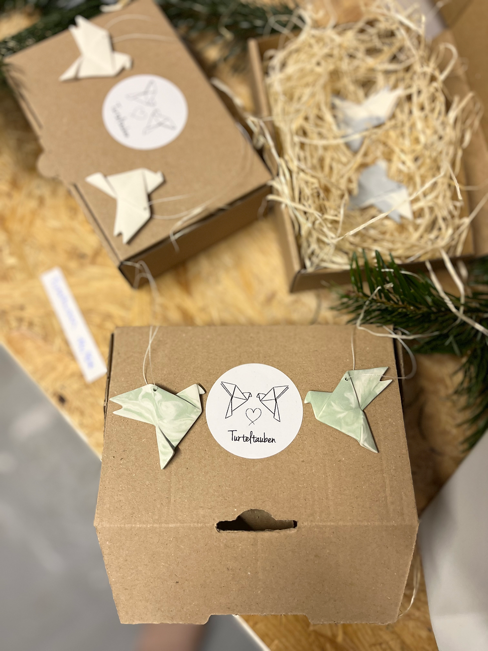 Miniaturbild: Turteltauben aus Porzellan – Handgefertigtes Set zum Aufhängen