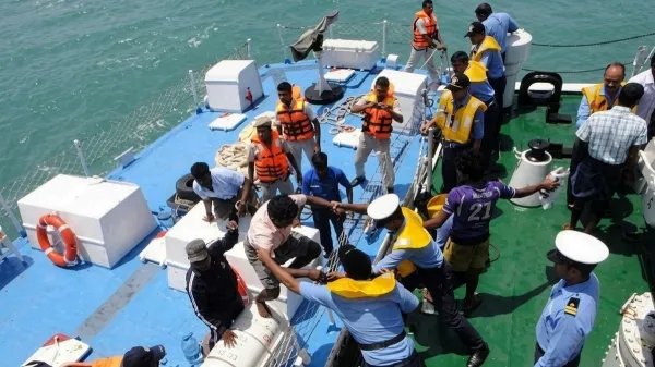 "படகு பழுதாகிவிட்டது என்று சொல்லியும் கேட்கவில்லை"... கச்சத்தீவு அருகே 8 ராமேஸ்வரம் மீனவர்கள் அதிரடி கைது