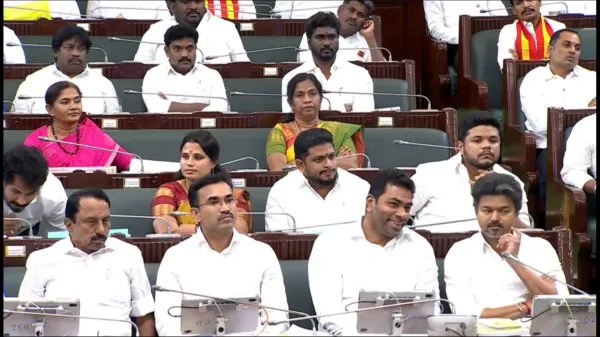 அன்று செங்கோட்டையன்! இன்று யார் கூட தெரியுமா? என்னாச்சு விஜய்க்கு! இடத்தை மாற்றிகிட்டே இருக்காரே