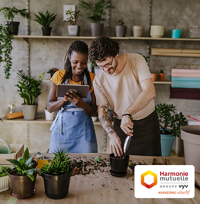 Deux personnes qui font du jardinage