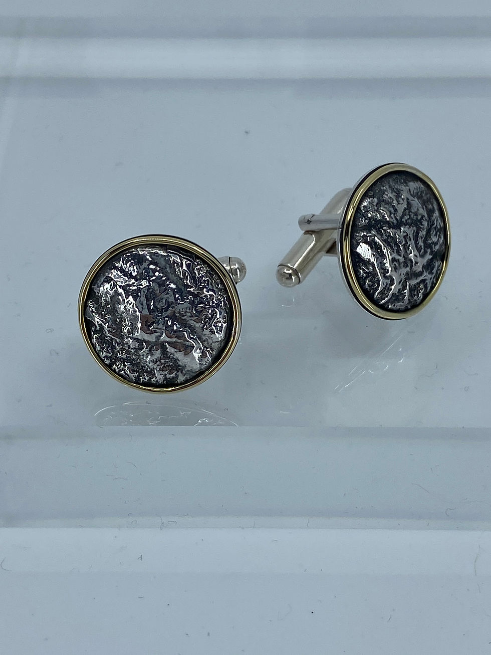 Thumbnail: KAJMC 1  Reticulated silver and 18ct gold cufflinks
