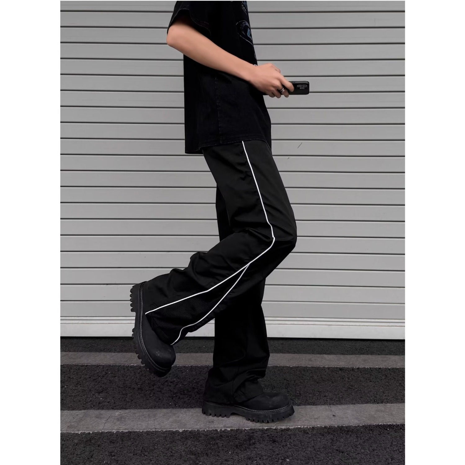 Loose-fitting track pants