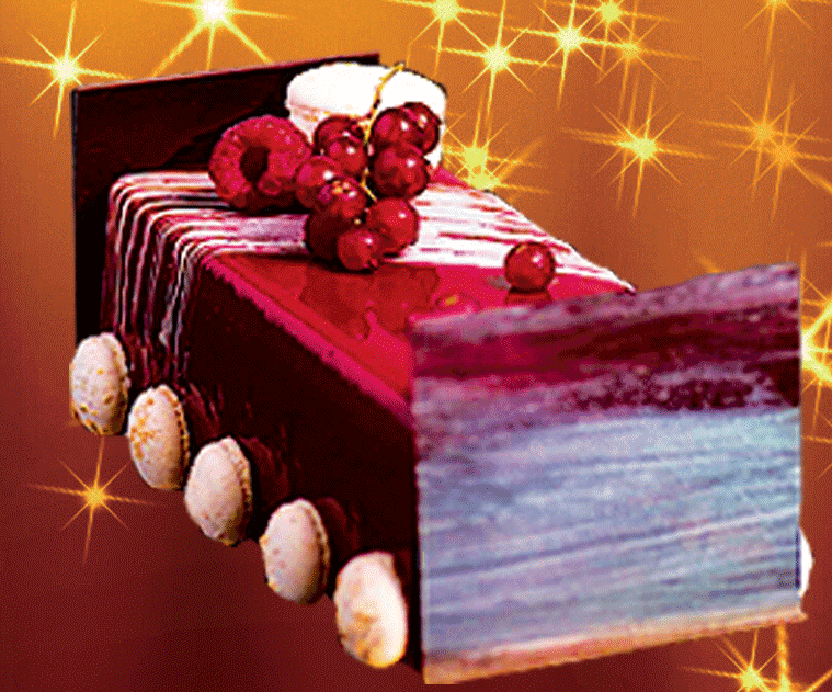 La-Douceur-fruits-rouge,-buche-du-Fournil-de-la-Grange.gif