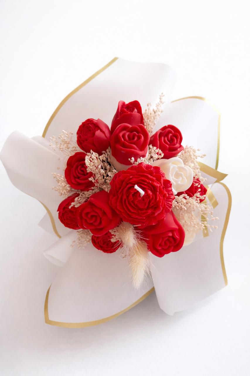 Κοντινή λεπτομέρεια χειροποίητων κεριών σε σχήμα κόκκινο και λευκό τριαντάφυλλο