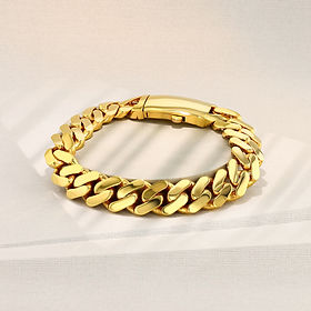 Bracelet Photography of a Cuban Link Gold Bracelet