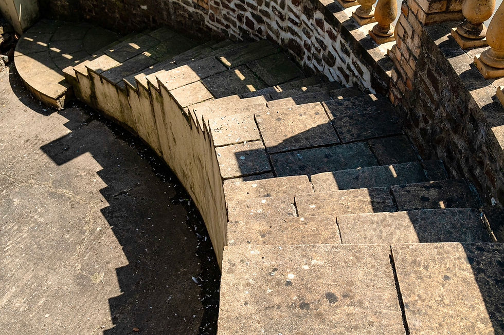 Uneven outdoor stairs, there is no handrail for safety