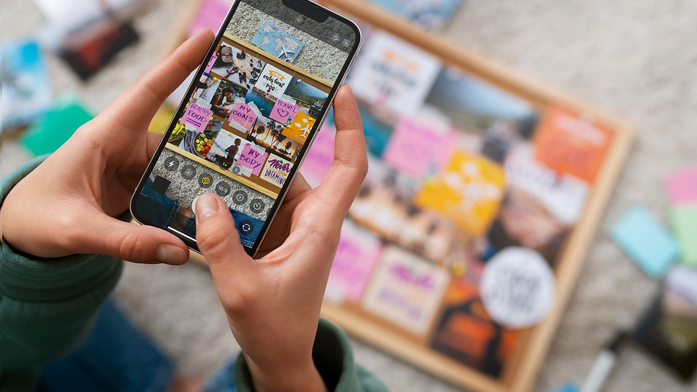 Mãos a segurar um telemóvel com uma fotografia no ecrã