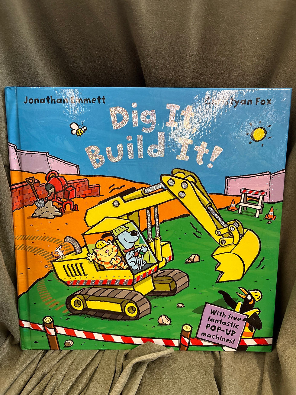 Thumbnail: Dig It, Build It! By Jonathan Emmett (HC) *MID*