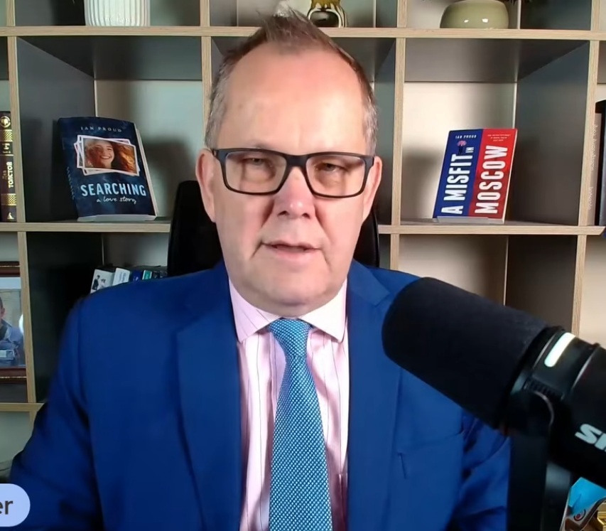 Die"Demokratien"lassen immer mehr die Maske fallen:Britanniens Anti-Terrorpolizei verhaftet den langjährigen britischen Diplomaten, Ian Proud,bei seiner Rückkehr aus Russland.Sein Ziel:Frieden fördern