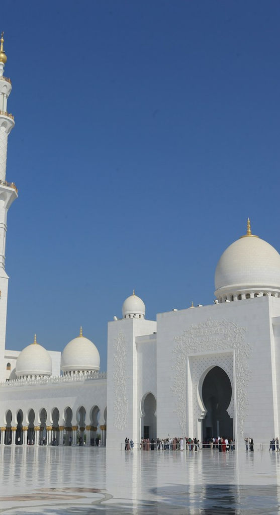 Sheikh Zayed Grand Mosque in Abu Dhabi gleaming white under a clear blue sky — a symbol of UAE Islamic celebrations