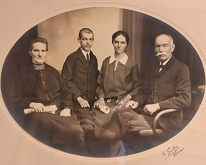 Grosseltern Rüedi mit Anna-Maria und Martin_edited.jpg