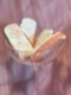 Biscuit rose in einem Champagnerkelch vor rosa Hintergrund