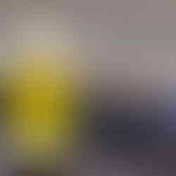 Flasche mit Lavendelöl und Lavendel getrocknet