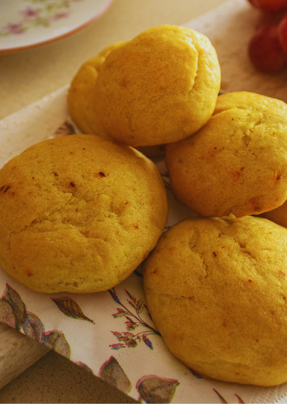 Sonnig gelbe Scones auf einer blumigen Serviette